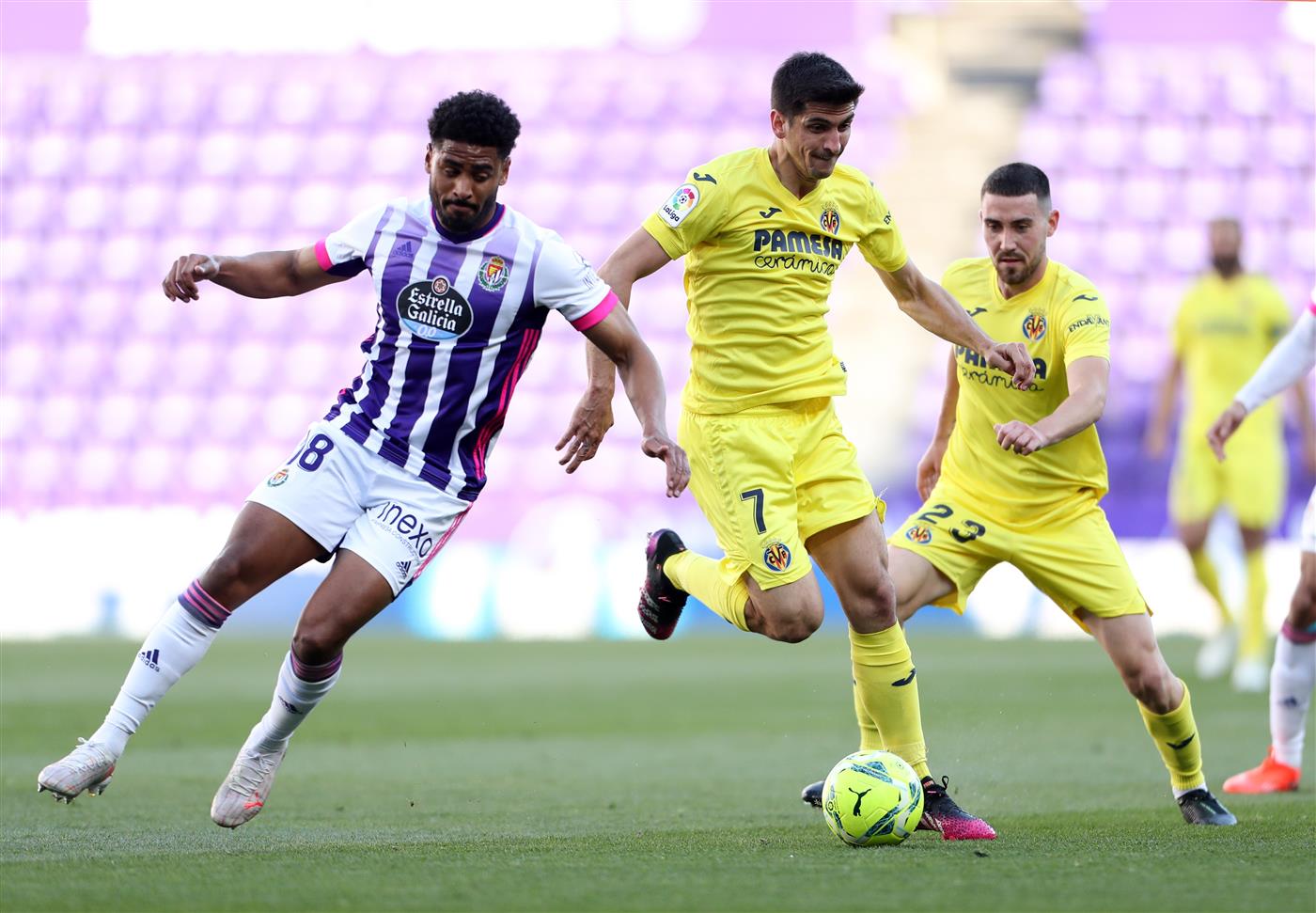 VALLADOLID, SPAIN - MAY 13: Gerard Moreno of Villarreal CF battles for possession with Saidy Janko of Real Valladolid during the La Liga Santander match between Real Valladolid CF and Villarreal CF at Estadio Municipal Jose Zorrilla on May 13, 2021 in Valladolid, Spain. (Getty Images)