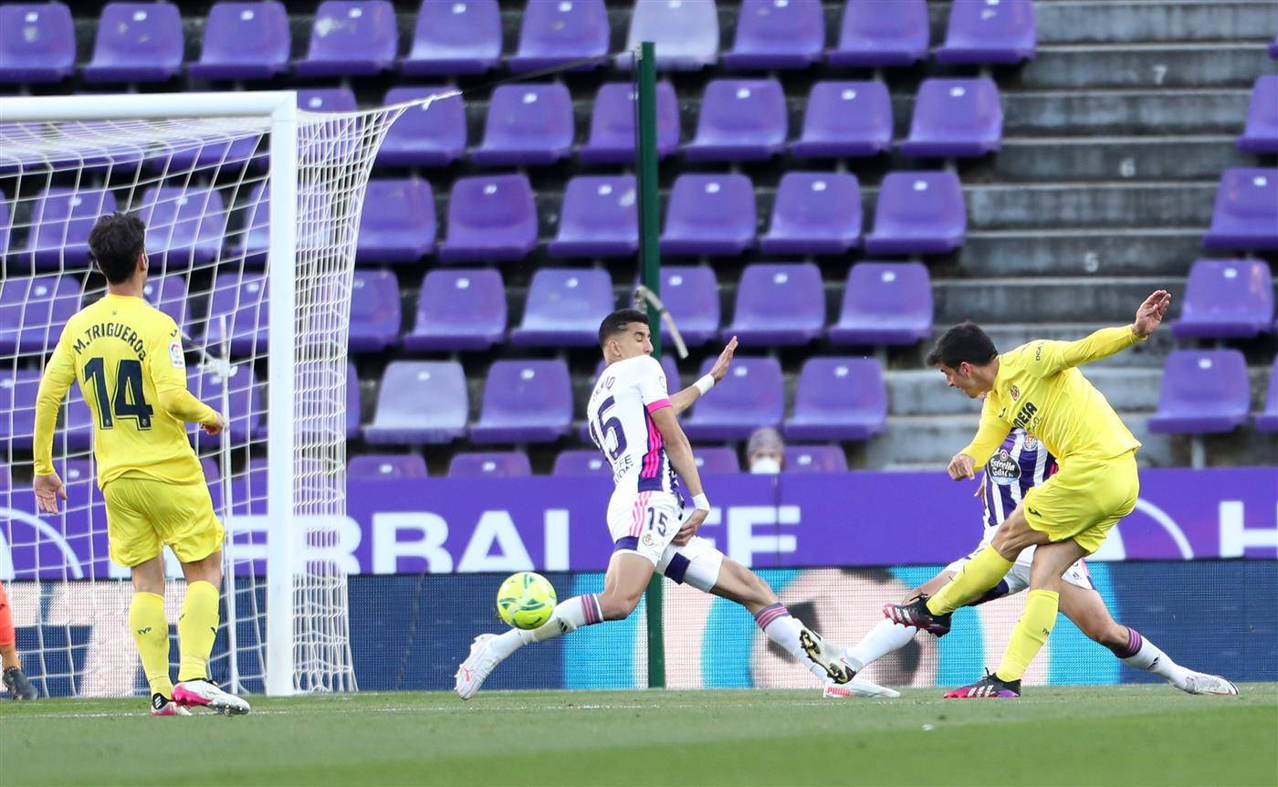 VALLADOLID, SPAIN - MAY 13: Gerard Moreno of Villarreal CF scores their side's first goal during the La Liga Santander match between Real Valladolid CF and Villarreal CF at Estadio Municipal Jose Zorrilla on May 13, 2021 in Valladolid, Spain. (Getty Images)