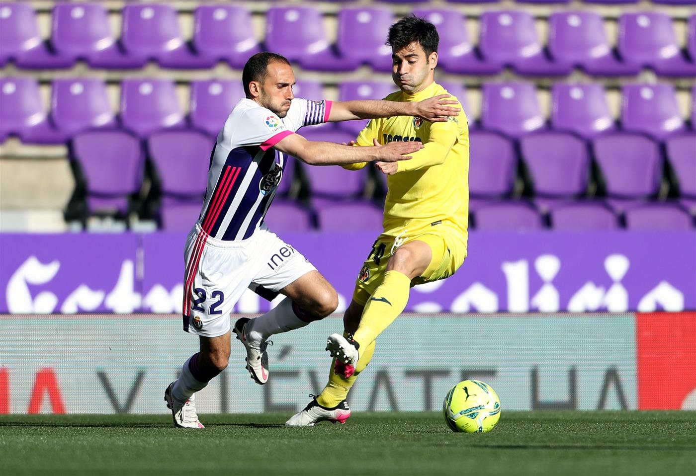 VALLADOLID, SPAIN - MAY 13: Nacho Martinez of Real Valladolid and Manu Trigueros of Villarreal battle for the ball during the La Liga Santander match between Real Valladolid CF and Villarreal CF at Estadio Municipal Jose Zorrilla on May 13, 2021 in Valladolid, Spain. (Getty Images)