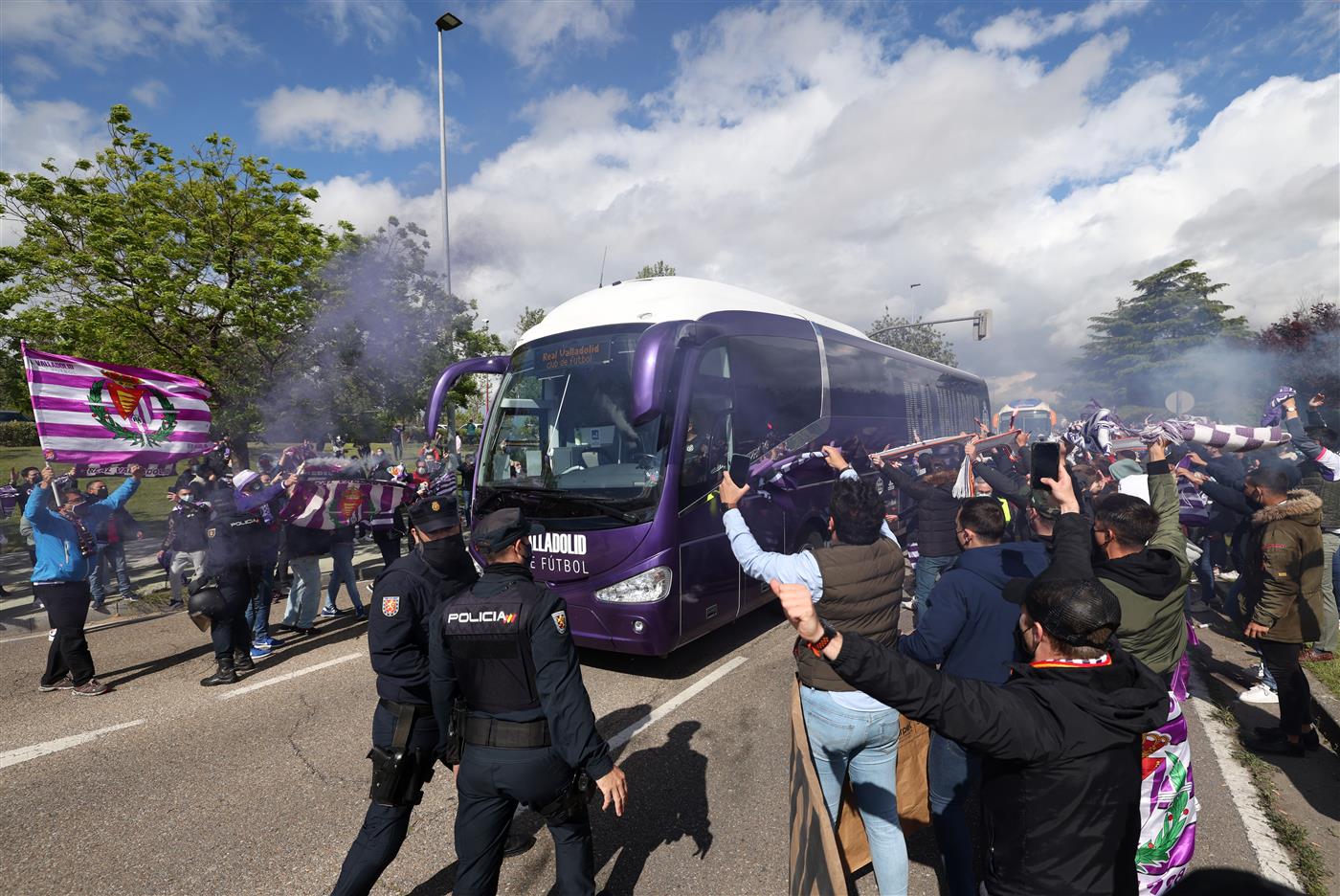 VALLADOLID, SPAIN - MAY 13: Fans of Real Valladolid welcome the team coach as it arrives at the stadium prior to the La Liga Santander match between Real Valladolid CF and Villarreal CF at Estadio Municipal Jose Zorrilla on May 13, 2021 in Valladolid, Spain. (Getty Images)
