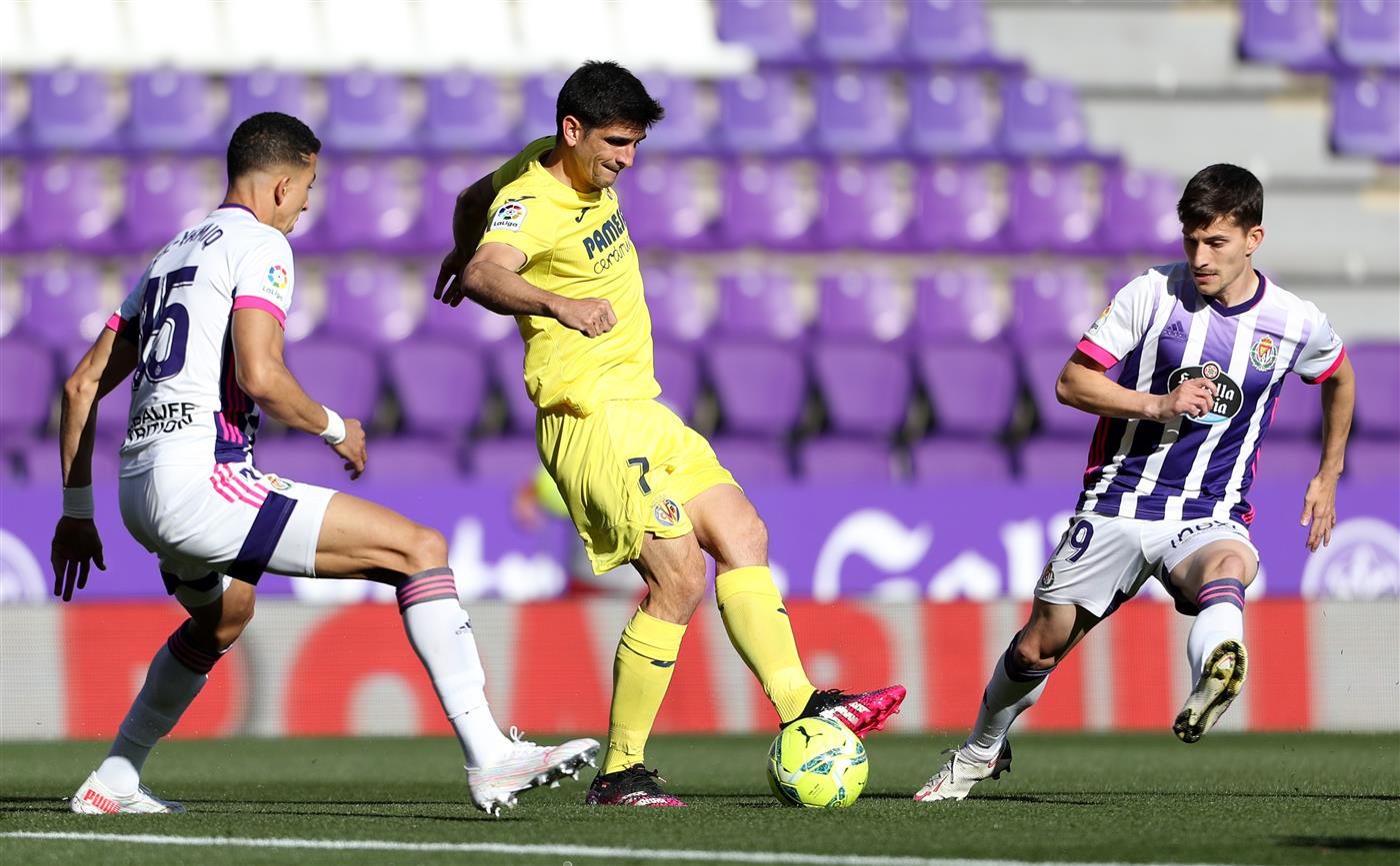 VALLADOLID, SPAIN - MAY 13: Gerard Moreno of Villarreal CF controls the ball whilst under pressure from Jawad El Yamiq and Toni Villa of Real Valladolid during the La Liga Santander match between Real Valladolid CF and Villarreal CF at Estadio Municipal Jose Zorrilla on May 13, 2021 in Valladolid, Spain. (Getty Images)