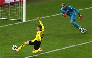 Dortmund's Belgian forward Thorgan Hazard (L) misses the goal of Leipzig's Hungarian goalkeeper Peter Gulacsi during the German Cup (DFB Pokal) final football match RB Leipzig v BVB Borussia Dortmund, in Berlin on May 13, 2021. (Getty Images)