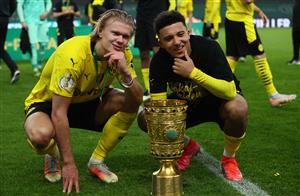 Dortmund's Norwegian forward Erling Braut Haaland (L) and Dortmund's English midfielder Jadon Sancho pose with the trophy after winning the German Cup (DFB Pokal) final football match RB Leipzig v BVB Borussia Dortmund, in Berlin on May 13, 2021. (Getty Images)