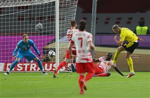 BERLIN, GERMANY - MAY 13: Erling Haaland of Borussia Dortmund scores his team's second goal against goalkeeper Peter Gulacsi and under pressure from Dayot Upamecano #5 and Marcel Halstenberg of RB Leipzig during the DFB Cup final match between RB Leipzig and Borussia Dortmund at Olympic Stadium on May 13, 2021 in Berlin, Germany. (Getty Images)