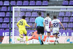 VALLADOLID, SPAIN - MAY 13: Etienne Capoue of Villarreal CF scores their side's second goal past Roberto Jimenez of Real Valladolid during the La Liga Santander match between Real Valladolid CF and Villarreal CF at Estadio Municipal Jose Zorrilla on May 13, 2021 in Valladolid, Spain. (Getty Images)