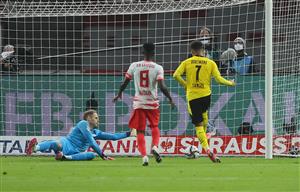 BERLIN, GERMANY - MAY 13: Jadon Sancho of Borussia Dortmund scores his team's third goal against goalkeeper Peter Gulacsi of RB Leipzig during the DFB Cup final match between RB Leipzig and Borussia Dortmund at Olympic Stadium on May 13, 2021 in Berlin, Germany. (Getty Images)