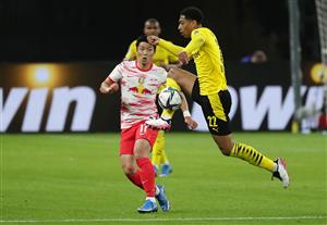 BERLIN, GERMANY - MAY 13: Jude Bellingham of Borussia Dortmund controls the ball whilst under pressure from Hee-Chan Hwang of RB Leipzig during the DFB Cup final match between RB Leipzig and Borussia Dortmund at Olympic Stadium on May 13, 2021 in Berlin, Germany. (Getty Images)