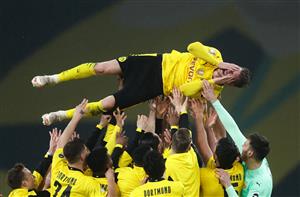 BERLIN, GERMANY - MAY 13: Teammates throw Lukas Piszczek of Borussia Dortmund of Borussia Dortmund up in the air after winning the DFB Cup final match between RB Leipzig and Borussia Dortmund at Olympic Stadium on May 13, 2021 in Berlin, Germany. (Getty Images)