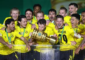 BERLIN, GERMANY - MAY 13: Team captain Marco Reus of Dortmund kisses the trophy as his team mates celebrate after winning the DFB Cup final match between RB Leipzig and Borussia Dortmund at Olympic Stadium on May 13, 2021 in Berlin, Germany. (Getty Images)
