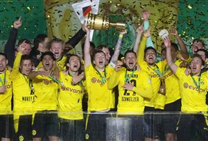 BERLIN, GERMANY - MAY 13: Team captain Marco Reus of Dortmund lifts the trophy as his team mates celebrate after winning the DFB Cup final match between RB Leipzig and Borussia Dortmund at Olympic Stadium on May 13, 2021 in Berlin, Germany. (Getty Images)