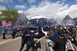 VALLADOLID, SPAIN - MAY 13: Fans of Real Valladolid welcome the team coach as it arrives at the stadium prior to the La Liga Santander match between Real Valladolid CF and Villarreal CF at Estadio Municipal Jose Zorrilla on May 13, 2021 in Valladolid, Spain. (Getty Images)