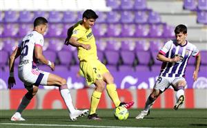 VALLADOLID, SPAIN - MAY 13: Gerard Moreno of Villarreal CF controls the ball whilst under pressure from Jawad El Yamiq and Toni Villa of Real Valladolid during the La Liga Santander match between Real Valladolid CF and Villarreal CF at Estadio Municipal Jose Zorrilla on May 13, 2021 in Valladolid, Spain. (Getty Images)
