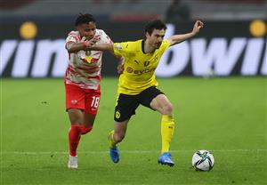 BERLIN, GERMANY - MAY 13: Thomas Delaney (R) of Borussia Dortmund is challenged by Christopher Nkunku of RB Leipzig during the DFB Cup final match between RB Leipzig and Borussia Dortmund at Olympic Stadium on May 13, 2021 in Berlin, Germany. (Getty Images)