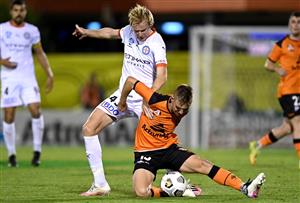BRISBANE, AUSTRALIA - MAY 25: Lucas Portelli of Melbourne City challenges Jesse Daley of the Roar during the A-League match between the Brisbane Roar and Melbourne City at Moreton Daily Stadium, on May 25, 2021, in Brisbane, Australia. (Getty Images)
