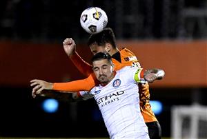 BRISBANE, AUSTRALIA - MAY 25: Jordan Courtney-Perkins of the Roar and Jamie Maclaren of Melbourne City challenge for the ball during the A-League match between the Brisbane Roar and Melbourne City at Moreton Daily Stadium, on May 25, 2021, in Brisbane, Australia. (Getty Images)