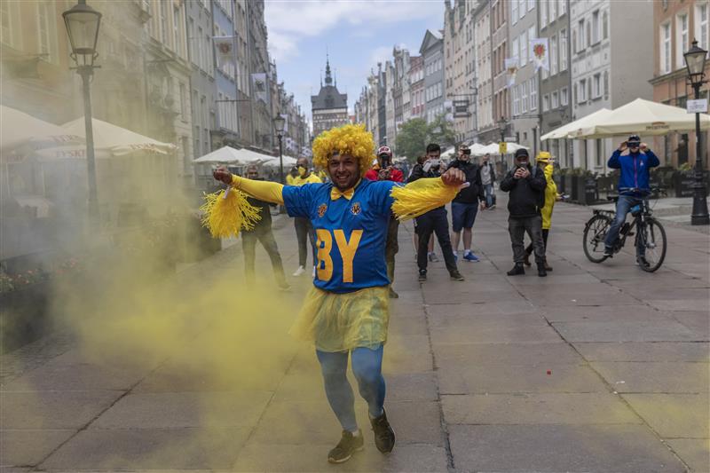 GDANSK, POLAND - MAY 26: Fan of Villarreal celebrates in Old Town prior the UEFA Europa League Final between Villarreal CF and Manchester United on May 26, 2021 in Gdansk, Poland. (Getty Images)