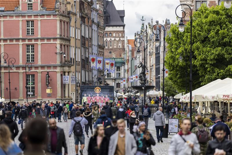 GDANSK, POLAND - MAY 26: Visitors and fans of Villarreal and  Manchester United walk through the city Old Town prior the UEFA Europa League Final between Villarreal CF and Manchester United on May 26, 2021 in Gdansk, Poland. (Getty Images)