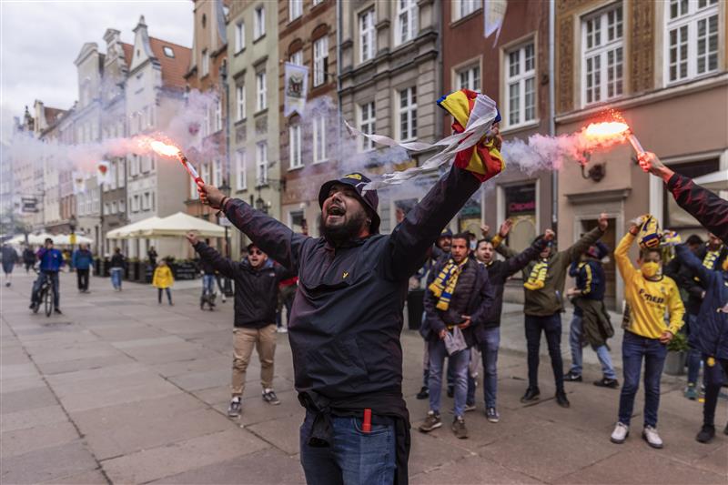 GDANSK, POLAND - MAY 26: Fans of Villarreal celebrate in Old Town prior the UEFA Europa League Final between Villarreal CF and Manchester United on May 26, 2021 in Gdansk, Poland. (Getty Images)