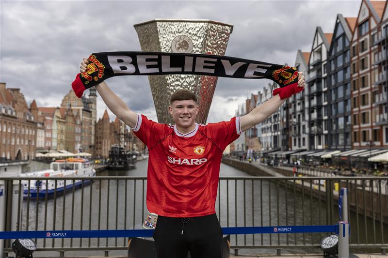 GDANSK, POLAND - MAY 26: Fan of Manchester United poses next to replica trophy that is displayed at the Green Bridge (Zielony Most) in Old Town prior the UEFA Europa League Final between Villarreal CF and Manchester United on May 26, 2021 in Gdansk, Poland. (Getty Images)