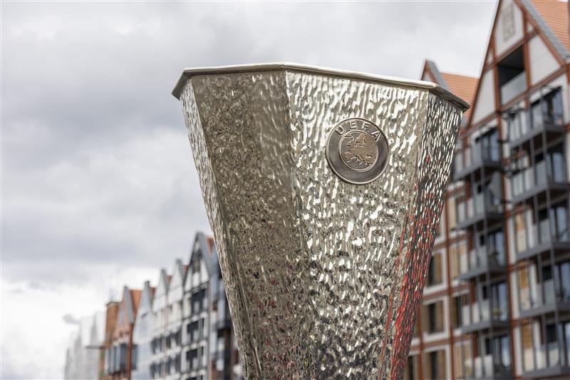 GDANSK, POLAND - MAY 26: Replica trophy is displayed at the Green Bridge (Zielony Most) in Old Town prior the UEFA Europa League Final between Villarreal CF and Manchester United on May 26, 2021 in Gdansk, Poland.  (Getty Images)