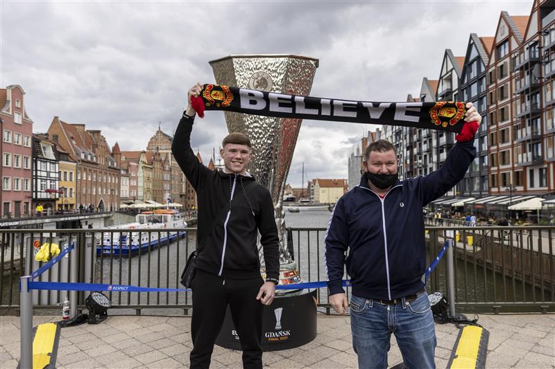 GDANSK, POLAND - MAY 26: Fans of Manchester United pose next to replica trophy that is displayed at the Green Bridge (Zielony Most) in Old Town prior the UEFA Europa League Final between Villarreal CF and Manchester United on May 26, 2021 in Gdansk, Poland. (Getty Images)