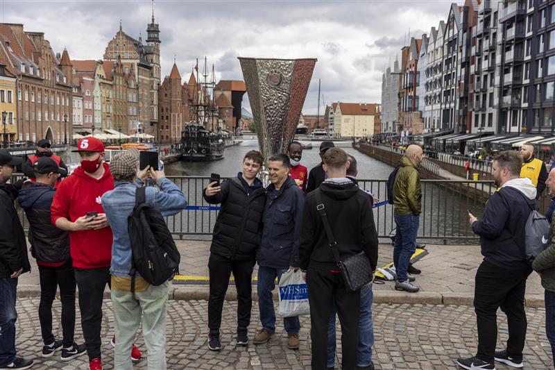 GDANSK, POLAND - MAY 26: Fans of Manchester United and Villarreal pose next to replica trophy that is displayed at the Green Bridge (Zielony Most) in Old Town prior the UEFA Europa League Final between Villarreal CF and Manchester United on May 26, 2021 in Gdansk, Poland. (Getty Images)