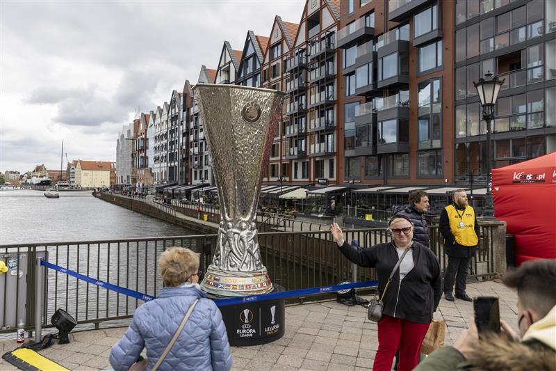 GDANSK, POLAND - MAY 26: Visitors pose next to replica trophy that is displayed at the Green Bridge (Zielony Most) in Old Town prior the UEFA Europa League Final between Villarreal CF and Manchester United on May 26, 2021 in Gdansk, Poland. (Getty Images)