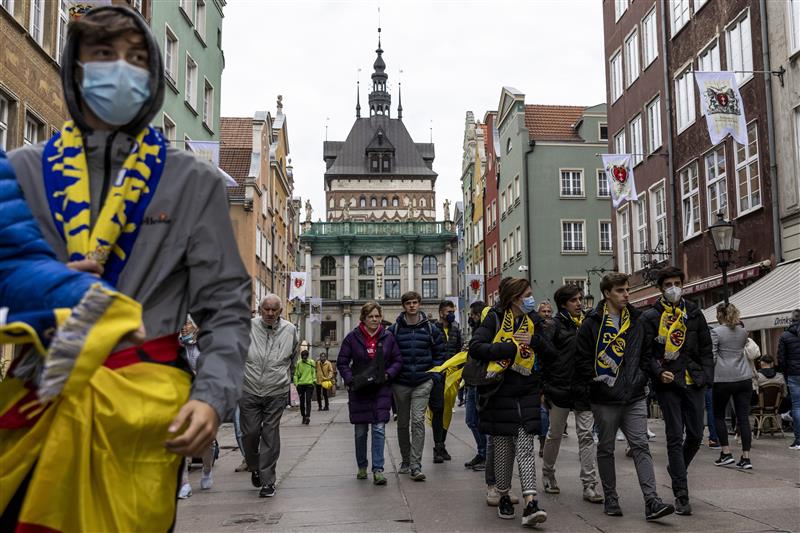GDANSK, POLAND - MAY 26: Visitors and fans of Villarreal and  Manchester United walk through the city Old Town prior the UEFA Europa League Final between Villarreal CF and Manchester United on May 26, 2021 in Gdansk, Poland. (Getty Images)