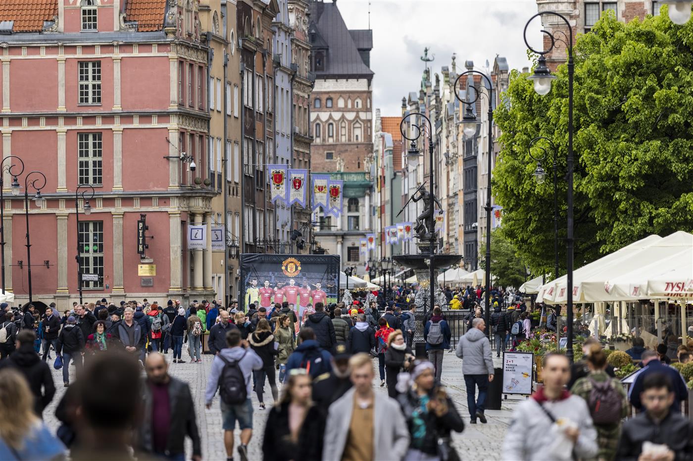 GDANSK, POLAND - MAY 26: Visitors and fans of Villarreal and  Manchester United walk through the city Old Town prior the UEFA Europa League Final between Villarreal CF and Manchester United on May 26, 2021 in Gdansk, Poland. (Getty Images)