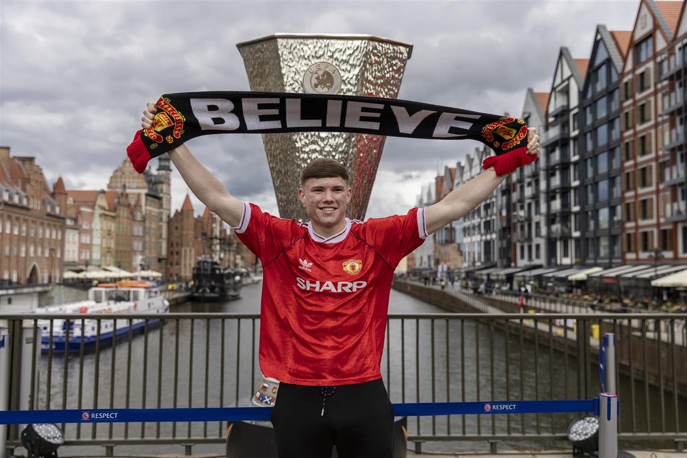 GDANSK, POLAND - MAY 26: Fan of Manchester United poses next to replica trophy that is displayed at the Green Bridge (Zielony Most) in Old Town prior the UEFA Europa League Final between Villarreal CF and Manchester United on May 26, 2021 in Gdansk, Poland. (Getty Images)