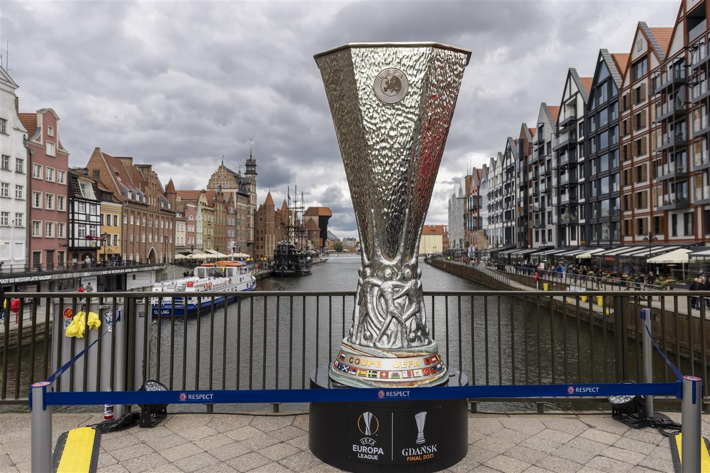 GDANSK, POLAND - MAY 26: Replica trophy is displayed at the Green Bridge (Zielony Most) in Old Town prior the UEFA Europa League Final between Villarreal CF and Manchester United on May 26, 2021 in Gdansk, Poland.  (Getty Images)