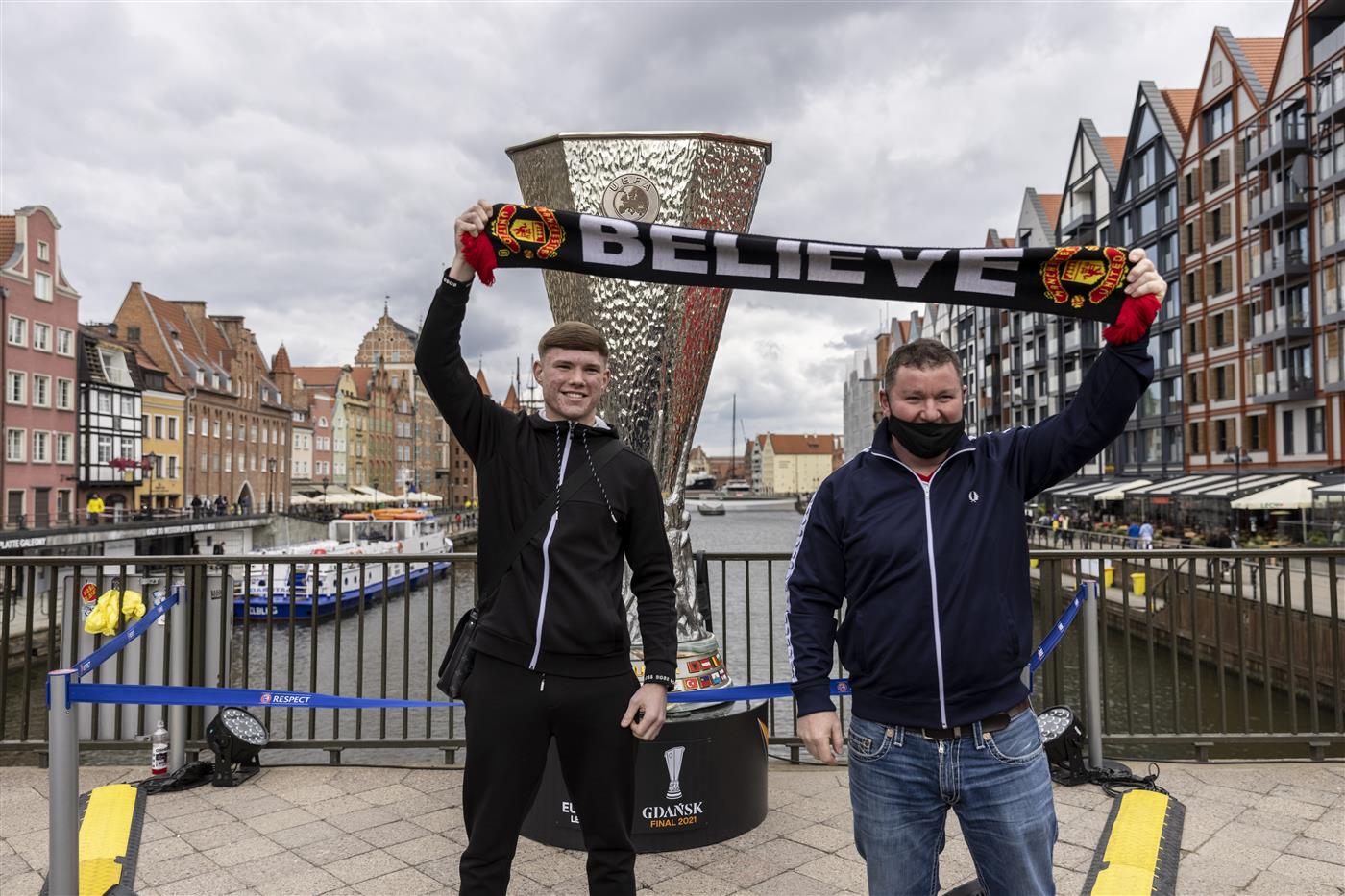 GDANSK, POLAND - MAY 26: Fans of Manchester United pose next to replica trophy that is displayed at the Green Bridge (Zielony Most) in Old Town prior the UEFA Europa League Final between Villarreal CF and Manchester United on May 26, 2021 in Gdansk, Poland. (Getty Images)