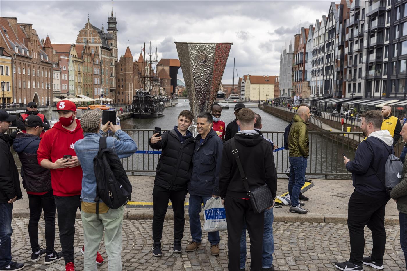 GDANSK, POLAND - MAY 26: Fans of Manchester United and Villarreal pose next to replica trophy that is displayed at the Green Bridge (Zielony Most) in Old Town prior the UEFA Europa League Final between Villarreal CF and Manchester United on May 26, 2021 in Gdansk, Poland. (Getty Images)