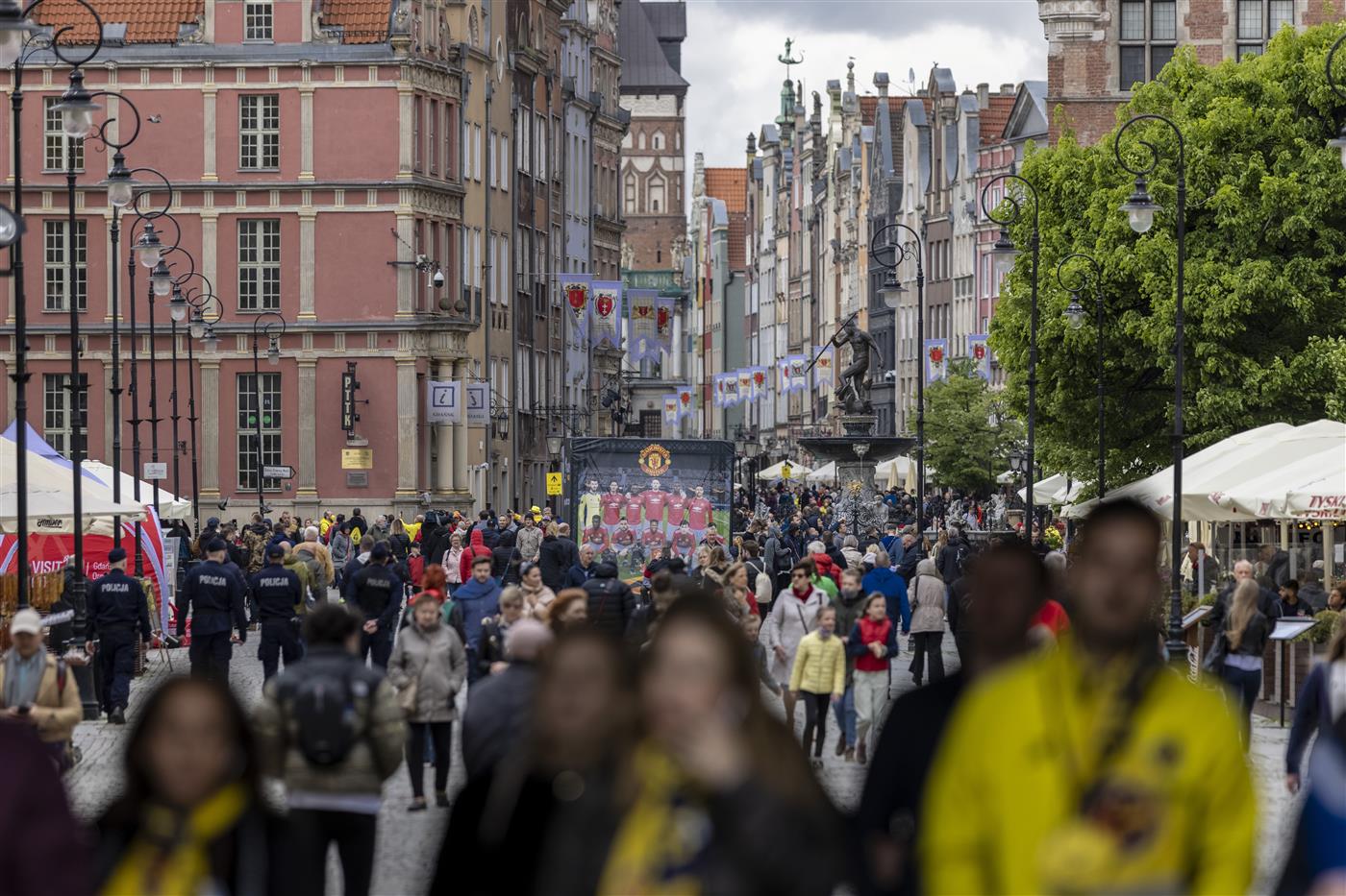 GDANSK, POLAND - MAY 26: Visitors and fans of Villarreal and  Manchester United walk through the city Old Town prior the UEFA Europa League Final between Villarreal CF and Manchester United on May 26, 2021 in Gdansk, Poland. (Getty Images)