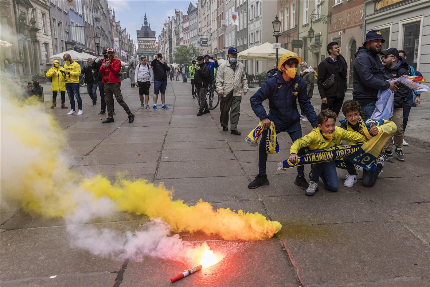GDANSK, POLAND - MAY 26: Fans of Villarreal celebrate in Old Town prior the UEFA Europa League Final between Villarreal CF and Manchester United on May 26, 2021 in Gdansk, Poland. (Getty Images)
