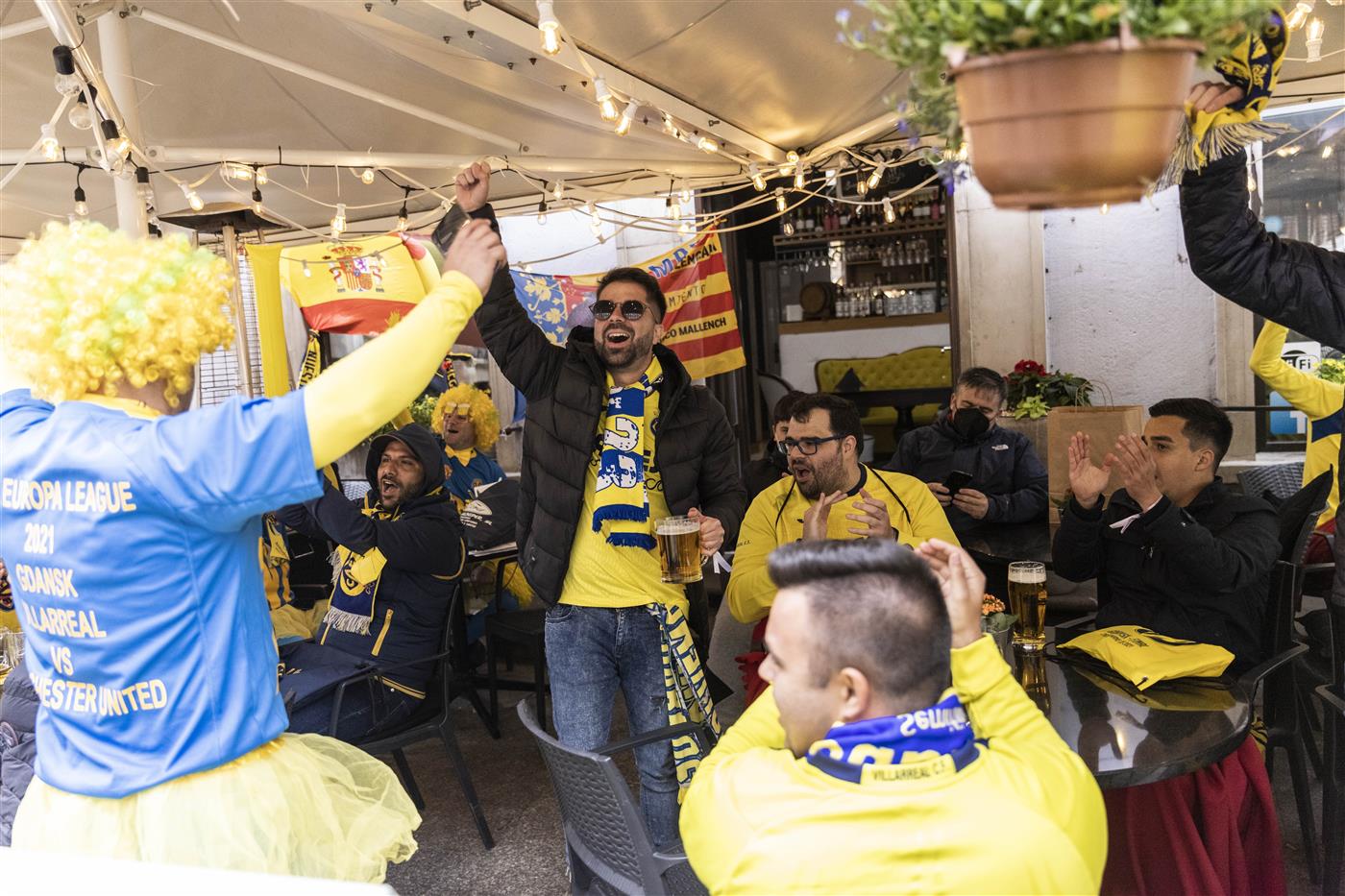 GDANSK, POLAND - MAY 26: Fans of Villarreal celebrate in Old Town prior the UEFA Europa League Final between Villarreal CF and Manchester United on May 26, 2021 in Gdansk, Poland. (Getty Images)