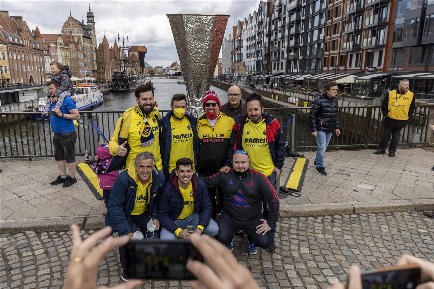 GDANSK, POLAND - MAY 26: Fans of Manchester United and Villarreal pose next to replica trophy that is displayed at the Green Bridge (Zielony Most) in Old Town prior the UEFA Europa League Final between Villarreal CF and Manchester United on May 26, 2021 in Gdansk, Poland. (Getty Images)