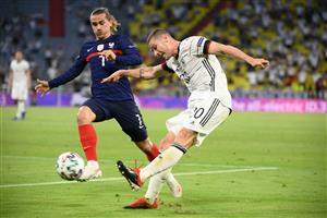 Germany's defender Robin Gosens (R) crosses the ball as he is marked by France's forward Antoine Griezmann during the UEFA EURO 2020 Group F football match between France and Germany at the Allianz Arena in Munich on June 15, 2021. (Getty Images)