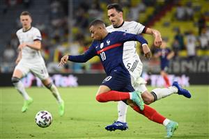 France's forward Kylian Mbappe is marked by Germany's defender Mats Hummels (R) during the UEFA EURO 2020 Group F football match between France and Germany at the Allianz Arena in Munich on June 15, 2021. (Getty Images)