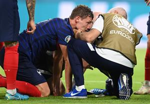 MUNICH, GERMANY - JUNE 15: Benjamin Pavard of France receives medical treatment after being fouled by Robin Gosens (Not pictured) of Germany during the UEFA Euro 2020 Championship Group F match between France and Germany at Football Arena Munich on June 15, 2021 in Munich, Germany. (Getty Images)