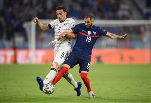 MUNICH, GERMANY - JUNE 15: Mats Hummels of Germany battles for possession with Karim Benzema of France during the UEFA Euro 2020 Championship Group F match between France and Germany at Football Arena Munich on June 15, 2021 in Munich, Germany. (Getty Images)