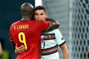 SEVILLE, SPAIN - JUNE 27: Romelu Lukaku of Belgium consoles Cristiano Ronaldo of Portugal following the UEFA Euro 2020 Championship Round of 16 match between Belgium and Portugal at Estadio La Cartuja on June 27, 2021 in Seville, Spain. (Getty Images)