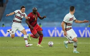 SEVILLE, SPAIN - JUNE 27: Romelu Lukaku of Belgium runs with the ball whilst under pressure from Joao Palhinha of Portugal during the UEFA Euro 2020 Championship Round of 16 match between Belgium and Portugal at Estadio La Cartuja on June 27, 2021 in Seville, Spain. (Getty Images)