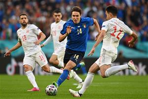 LONDON, ENGLAND - JULY 06: Federico Chiesa of Italy runs with the ball whilst under pressure from Eric Garcia of Spain during the UEFA Euro 2020 Championship Semi-final match between Italy and Spain at Wembley Stadium on July 06, 2021 in London, England. (Getty Images)