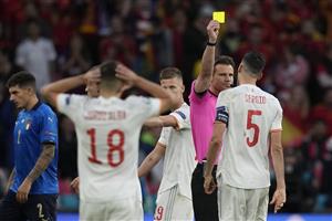 LONDON, ENGLAND - JULY 06: Sergio Busquets of Spain is shown a yellow card by Match Referee, Felix Brych during the UEFA Euro 2020 Championship Semi-final match between Italy and Spain at Wembley Stadium on July 06, 2021 in London, England. (Getty Images)