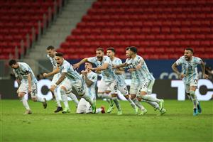 BRASILIA, BRAZIL - JULY 06: Lionel Messi and Lautaro Martinez of Argentina celebrate with teammates winning a penalty shootout after a semi-final match of Copa America Brazil 2021 between Argentina and Colombia at Mane Garrincha Stadium on July 06, 2021 in Brasilia, Brazil. (Getty Images)