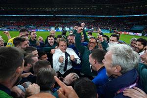 LONDON, ENGLAND - JULY 06: Head coach Italy Roberto Mancini (C) celebrates at the end of the UEFA Euro 2020 Championship Semi-final match between Italy and Spain at Wembley Stadium on July 06, 2021 in London, England. (Getty Images)
