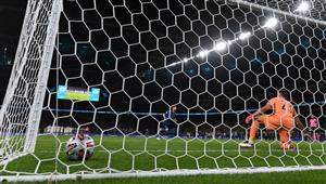 Italy's midfielder Jorginho (C) scores the winning penalty past Spain's goalkeeper Unai Simon during the UEFA EURO 2020 semi-final football match between Italy and Spain at Wembley Stadium in London on July 6, 2021. (Getty Images)