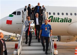 ROME, ITALY - JULY 12: Coach Roberto Mancini, FIGC president Gabriele Gravina and captain Giorgio Chiellini walk down the airplane stairs with The Henri Delaunay Trophy after travelling back to Rome following the Euro 2020 victory on July 12, 2021 in Rome, Italy. (Getty Images)