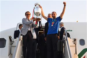 ROME, ITALY - JULY 12: Coach Roberto Mancini and captain Giorgio Chiellini lift The Henri Delaunay Trophy after travelling back to Rome following the Euro 2020 victory on July 12, 2021 in Rome, Italy. (Getty Images)